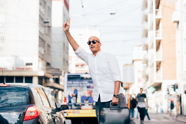 επιχειρηματίας προσπαθεί να καλέσει ένα ταξί  - Φωτογραφία, εικόνα