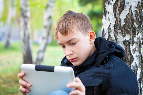 Sad Teenager with Tablet outdoor - Foto, imagen