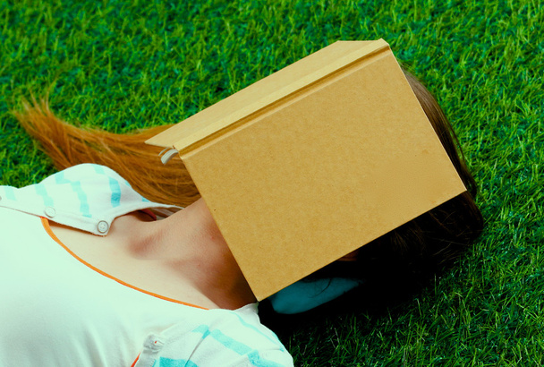 Beautiful young woman lying on green grass . - Valokuva, kuva