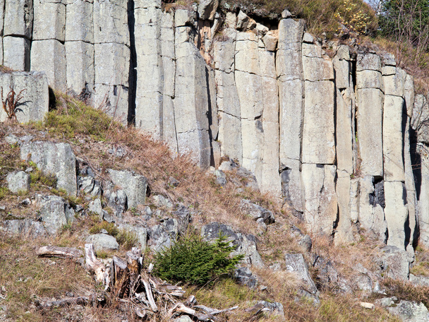 Oude steengroeve basalt - Basalt in kolomvorm duimstok - Foto, afbeelding