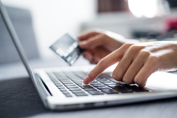 Женщина с кредитной картой с помощью компьютера
 - Фото, изображение