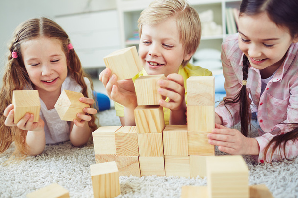 dzieci bawiące się drewnianymi klockami - Zdjęcie, obraz