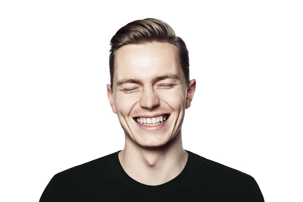 Portrét mladého muže s úsměvem do fotoaparátu - Fotografie, Obrázek