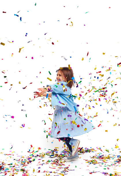 Menina brincando com confete
 - Foto, Imagem