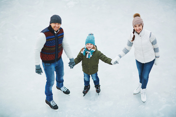 Actieve familie schaatsen - Foto, afbeelding