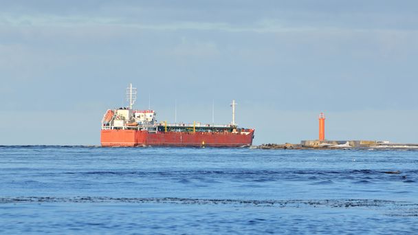 φορτίου πλοίου αφήνοντας λιμένα - Φωτογραφία, εικόνα