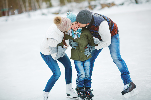 Actieve familie schaatsen - Foto, afbeelding