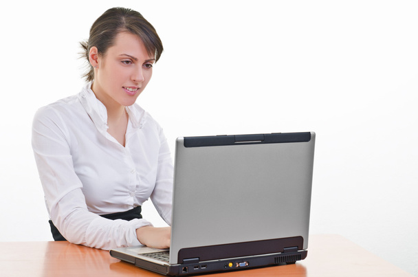 Menina trabalha no laptop
 - Foto, Imagem
