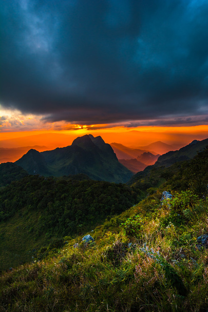 die Sonne über einem Gebirge bei doi luang chiang dao, high moun - Foto, Bild