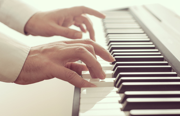 человек играет на пианино
 - Фото, изображение