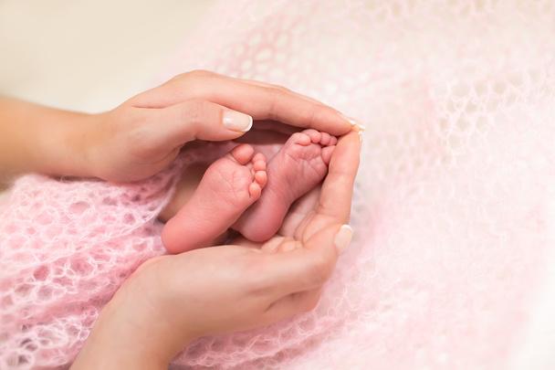Pieds de bébé taillés dans les mains des mères
. - Photo, image