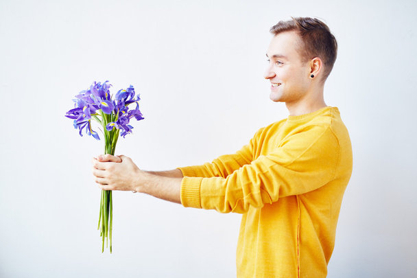 guy with bouquet of blue irises - Фото, зображення