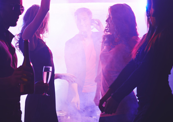 Jóvenes en discoteca
 - Foto, imagen