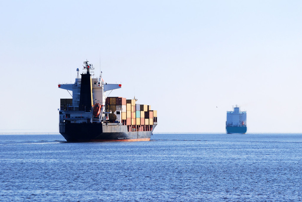 Navire cargo naviguant
 - Photo, image