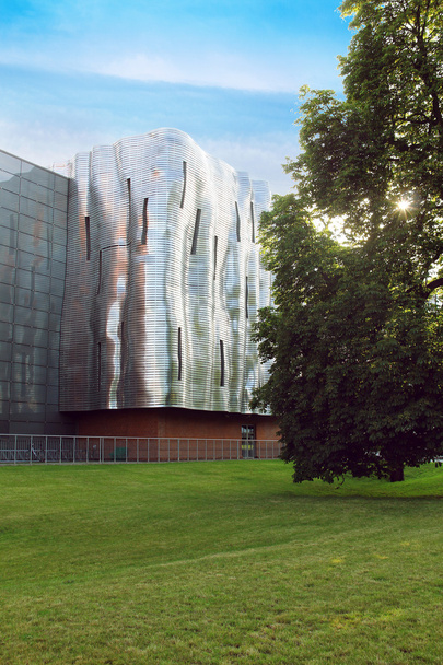 фасад современного изогнутого здания в Познани, Польша
 - Фото, изображение