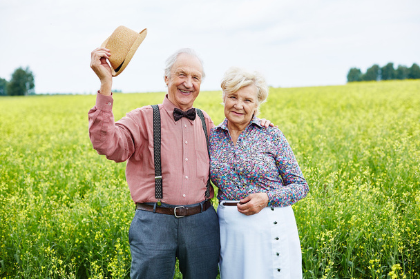 Personas mayores felices en el prado
 - Foto, Imagen