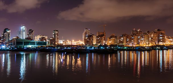 Les lumières se reflètent sur la mer, Ashdod Marina la nuit. Israël
 - Photo, image