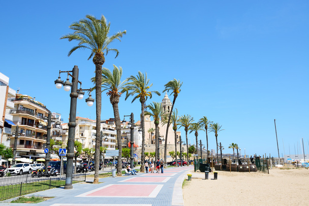 SITGES, SPAIN - MAY 23: The tourists enjoiying their vacation at seafront on May 23, 2015 in Sitges, Spain. Up to 60 mln tourists is expected to visit Spain in year 2015. - Фото, зображення