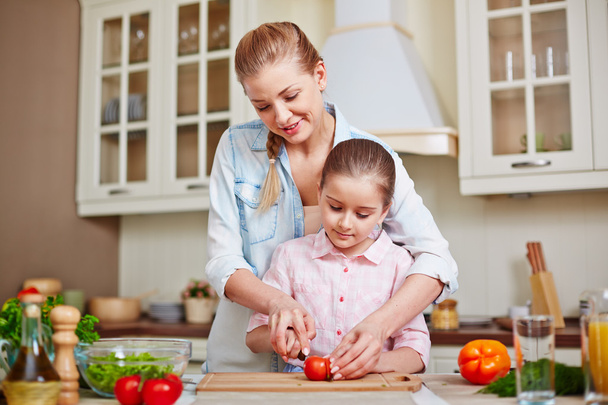 Frau und Tochter schneiden Tomaten - Foto, Bild