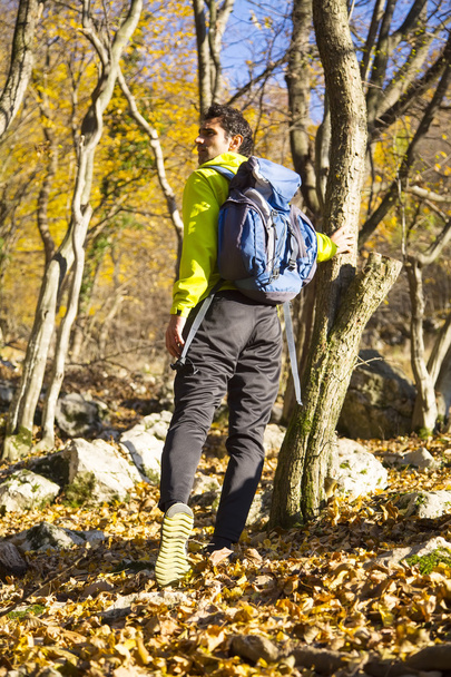 Young man hiking - Foto, afbeelding