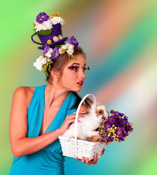 Femme dans le style de Pâques levez les yeux avec lapin
. - Photo, image