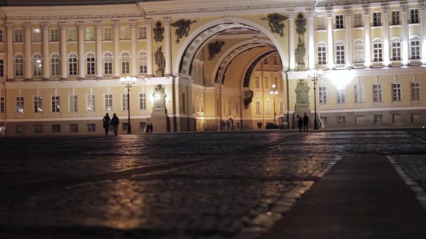 Gecede Saint Petersburg'daki Palace Meydanı'nın görünümü. İçinde sevgi çiftler siluetleri. - Video, Çekim