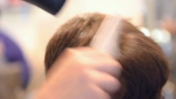 Ο άνθρωπος barber, να πάρει σε φυσητήρα μαλλιά σε ένα κουρείο - Πλάνα, βίντεο