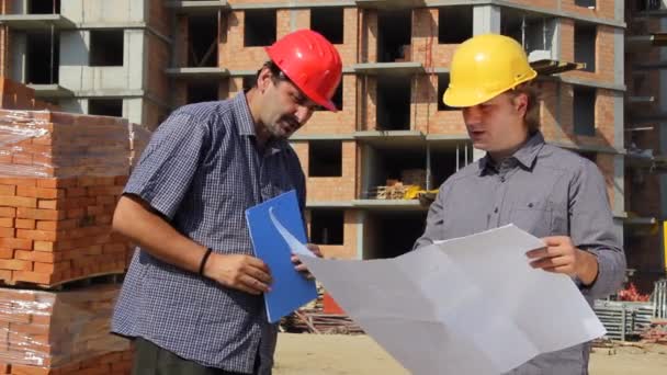 Zwei Männer diskutieren Bauprozess - Filmmaterial, Video