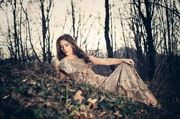 elegantní ženy v lese - Fotografie, Obrázek