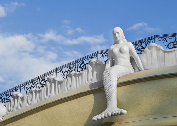 Mořská víla sedí na střeše. Přitažlivost, architektonické funkce, město Oděsa, Ukrajina - Fotografie, Obrázek