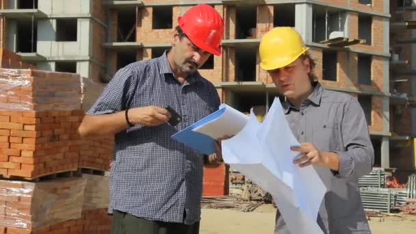 deux hommes discutent du processus de construction
 - Séquence, vidéo