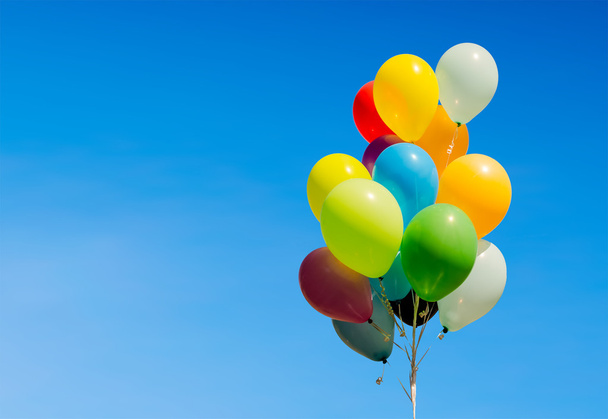 Bunte Bündel von Heliumballons isoliert auf dem Hintergrund - Foto, Bild