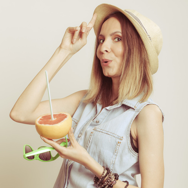 Woman drinking grapefruit juice. - Valokuva, kuva