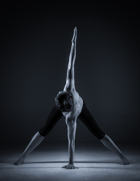 Kadın performans gösteren Yoga egzersiz - Fotoğraf, Görsel