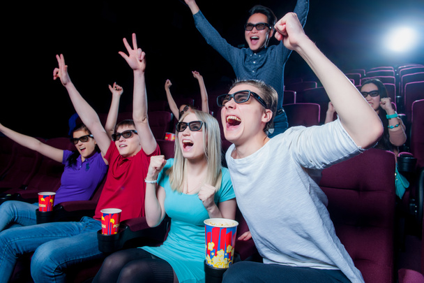 Les gens au cinéma portant des lunettes 3D
 - Photo, image