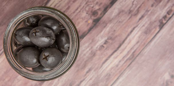 Aceitunas negras en escabeche
 - Foto, Imagen