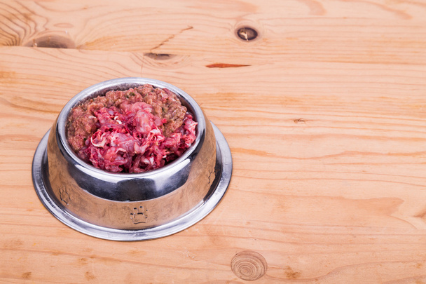 Vers en voedzaam gehakt rauw vlees hondenvoer in kom - Foto, afbeelding