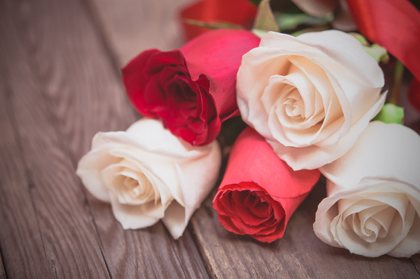 Rosas rojas y blancas sobre un fondo de madera oscura. Día de la mujer, V
 - Foto, Imagen