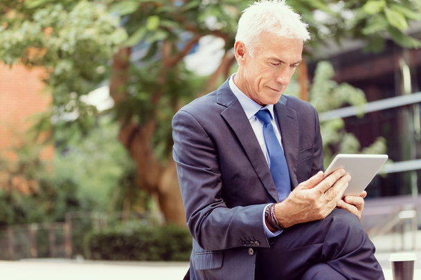 Senior businessman holding touchpad - Фото, зображення