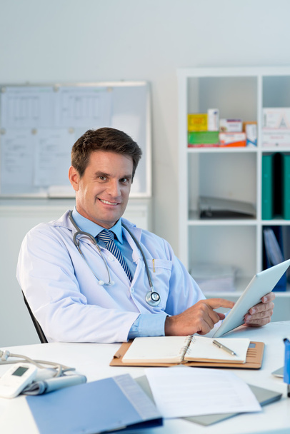 врач с цифровым планшетом
 - Фото, изображение