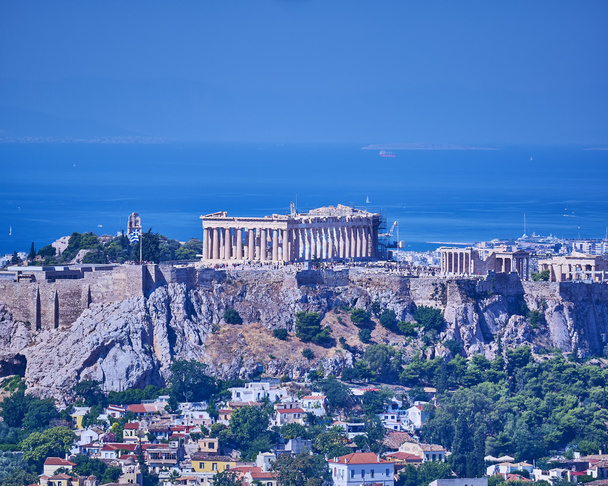 Partenón en la colina de acrópolis sobre Plaka pintoresco barrio
 - Foto, Imagen
