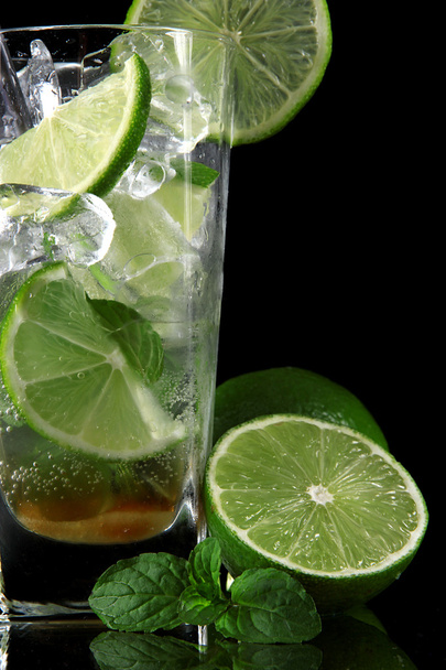 Mojito cocktail with fresh limes on a black background - Foto, Imagem
