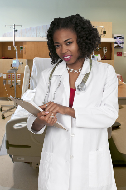 Mujer negra Médico con historias clínicas
 - Foto, Imagen
