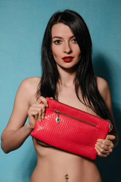 kaunis nainen punainen laukku käsissään
   - Valokuva, kuva