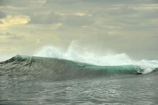 güçlü okyanus dalgaları Breaking - Fotoğraf, Görsel