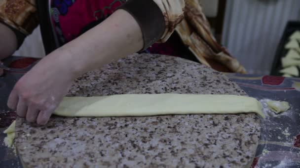 zbliżenie kobiety w kuchni przygotowanie ciasta ciasteczko - Materiał filmowy, wideo