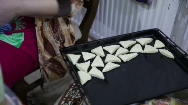 bir kadın mutfakta kurabiye hamuru hazırlama closeup - Video, Çekim