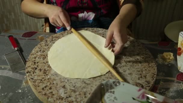 zbliżenie kobiety w kuchni przygotowanie ciasta ciasteczko - Materiał filmowy, wideo
