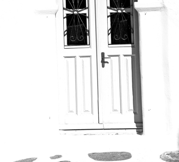 λευκό κόκκινο καφέ πόρτα στο παλαιό χωριό europ Ελλάδα Σαντορίνη - Φωτογραφία, εικόνα