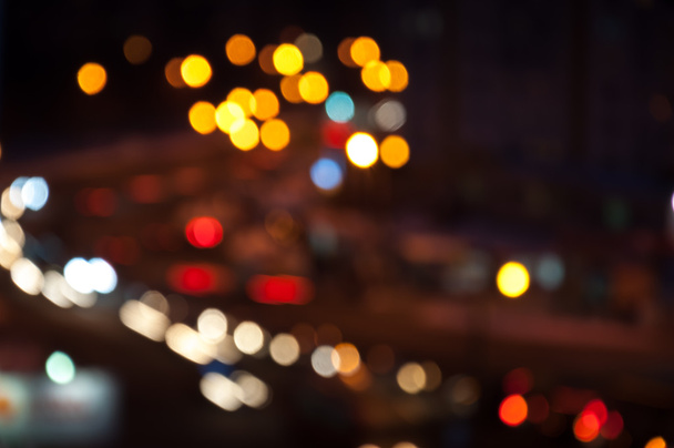 夜の街の明かり。都市道路の暗い時間で焦点が合っていません。抽象的な - 写真・画像